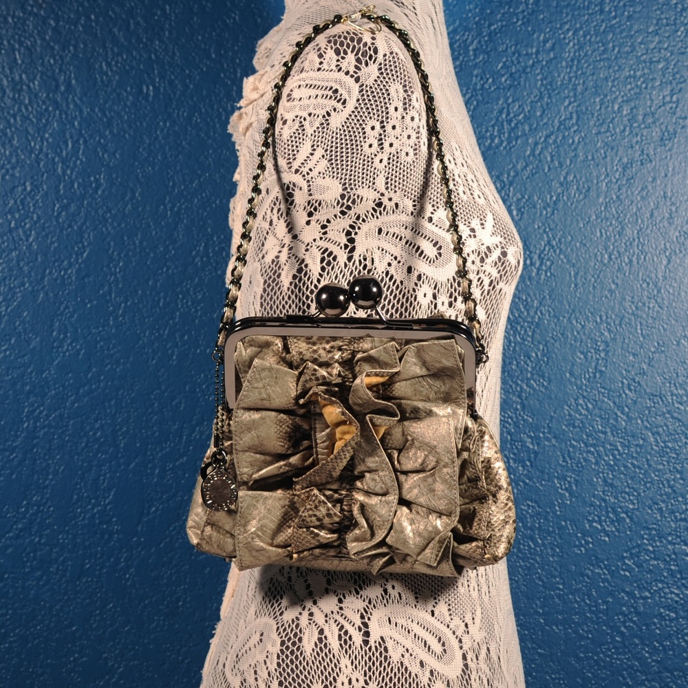 Rampage faux snakeskin bag w/chain & kiss clasp